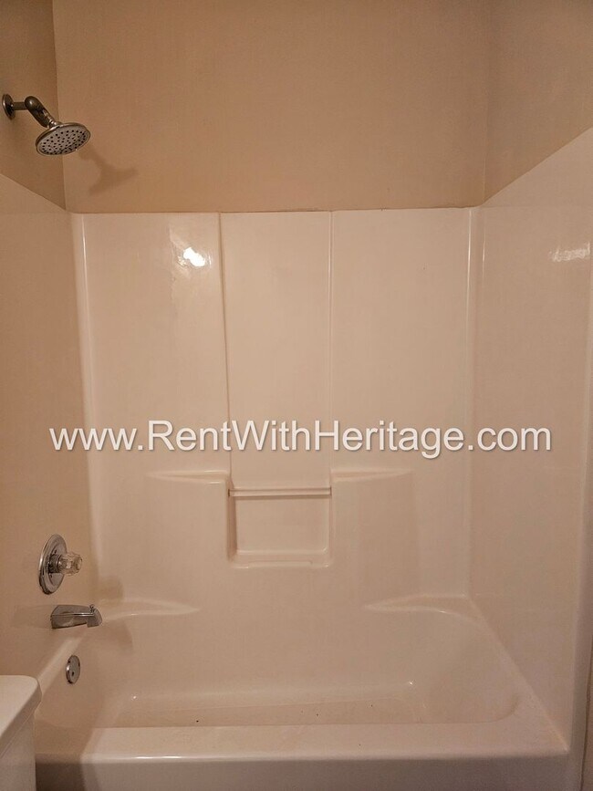 Building Photo - WOW!!...GORGEOUS!!..UPGRADES /AMAZING MASTER/ FENCED YD/ SWIM-TENNIS