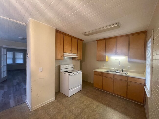 Building Photo - 2 Bed, 1 Bath House