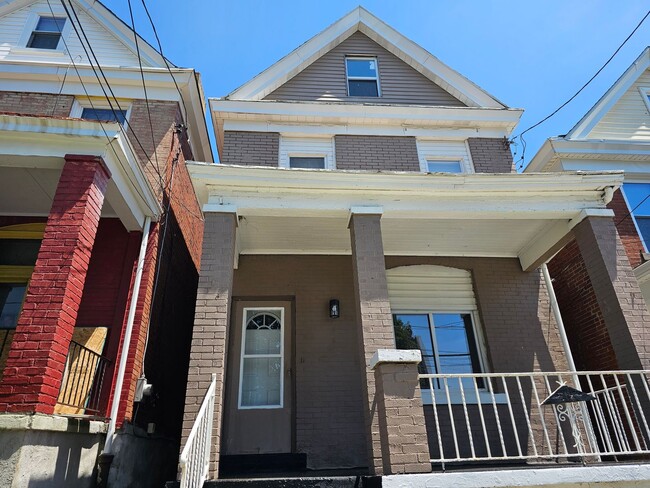Primary Photo - Newly updates 2 bedroom 1 bath for rent in...