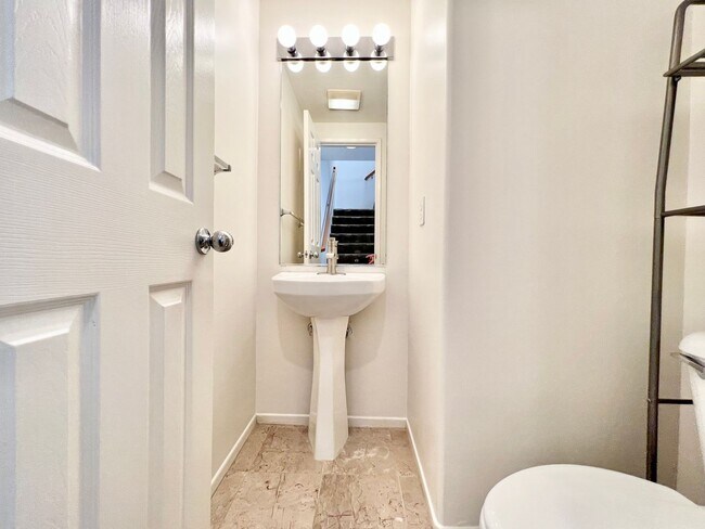 Building Photo - Beautiful 2Bd/2.5Ba with office located in...