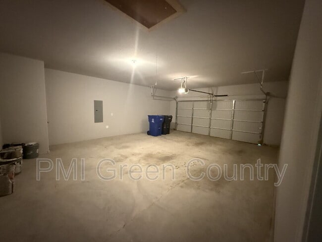 Building Photo - 7427 S Walnut Ave