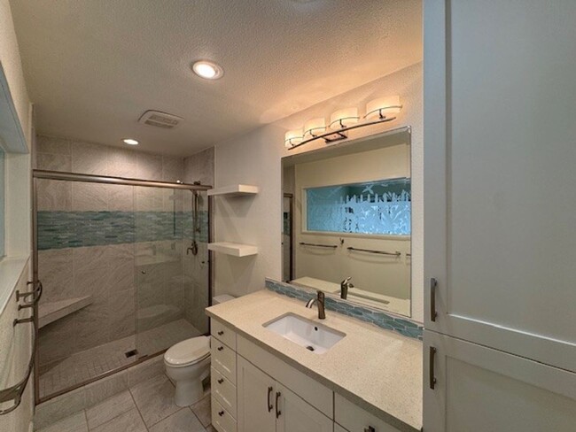 Building Photo - Spacious Tri Level 2Bed 2Bath Condo in Bay Ho