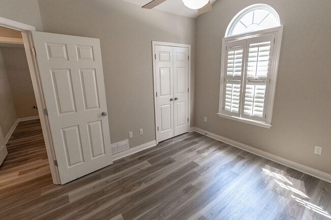 Building Photo - 6900 Madison Creek Dr