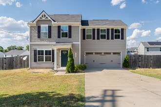 Building Photo - Spacious 4-Bedroom Home for Rent in Prime ...