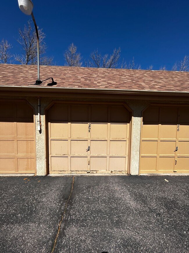 Building Photo - Quaint 1 Bedroom Condo in the Southwest part of Town with Garage