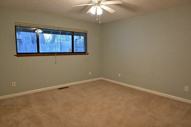 Building Photo - Large 2-bedroom home on private cul-de-sac backs up to Forebay Community Park and the Reservoir!