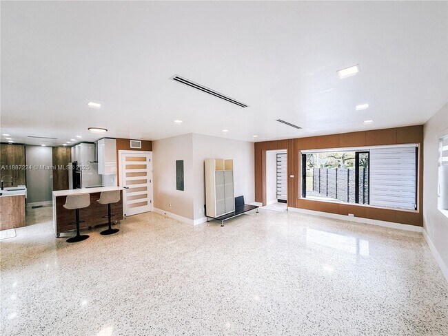 Building Photo - 425 NE 103rd St