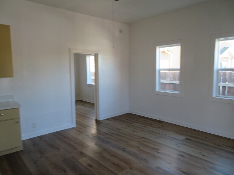 Building Photo - 154 E Colden Ave