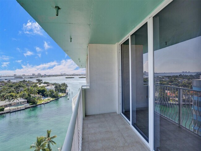 Building Photo - 10350 W Bay Harbor Dr