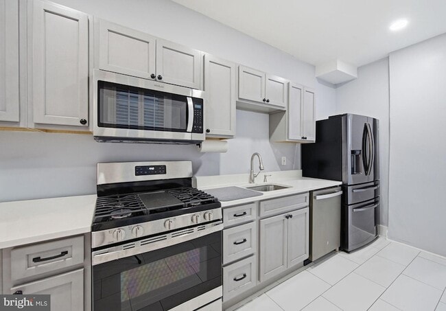 Building Photo - 1015 Riverside Ave