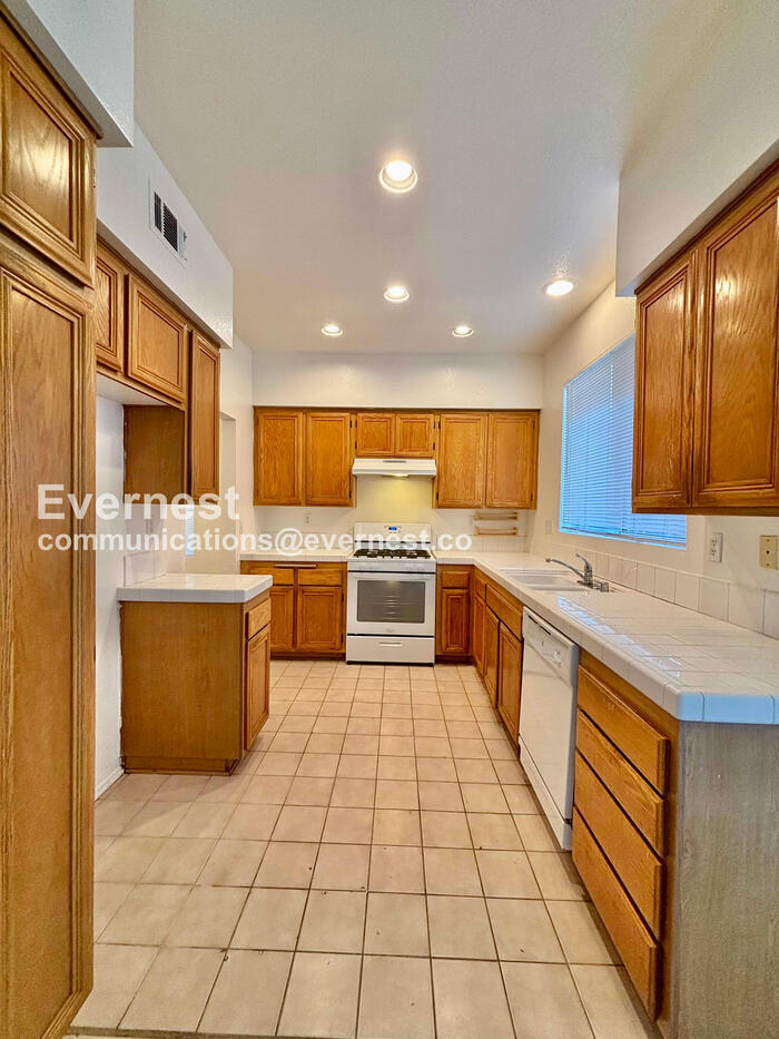 Building Photo - 27620 Parkside Dr