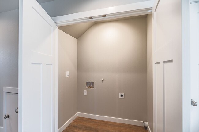 Building Photo - 3 Bed, 2.5 Bath Duplex in Royal City