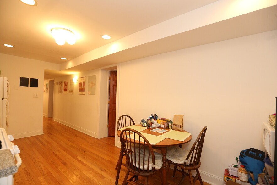 Building Photo - 922 W Addison St