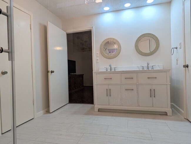 Building Photo - 11807 Highgrove Dr