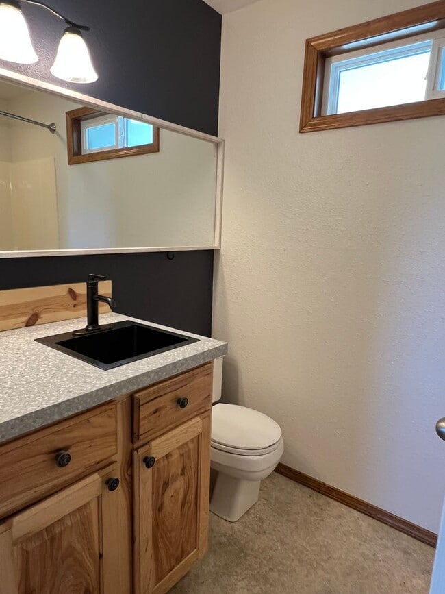 Building Photo - Spacious 3 bed/2 bath home with RV/Boat parking, shop and storage shed, a/c, deck with VIEWS and ...