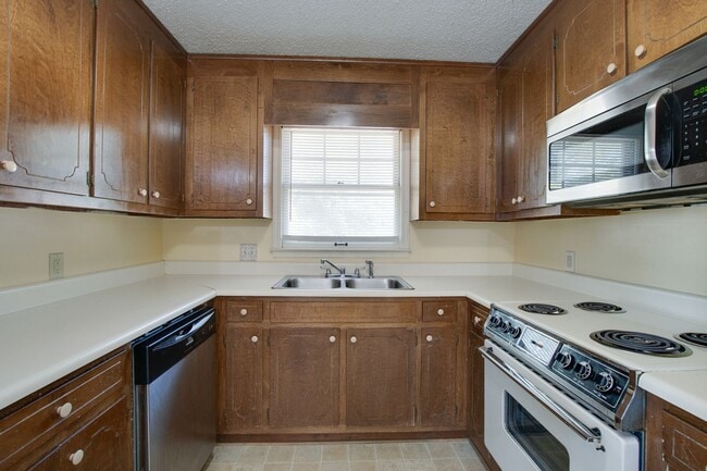 Building Photo - 6201 Friar Tuck Dr NW