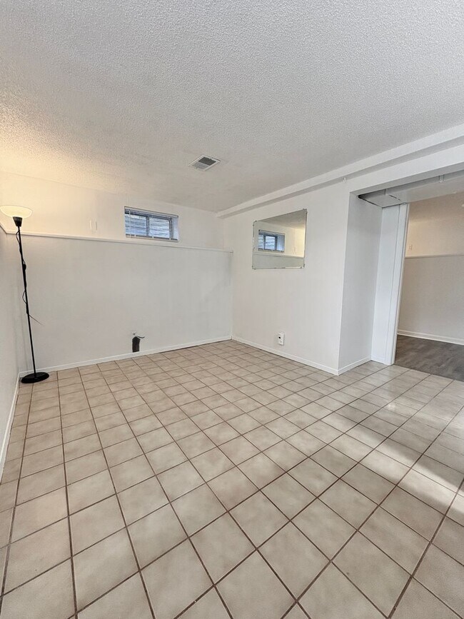Building Photo - Immaculate, Updated, & Bright Home in West...