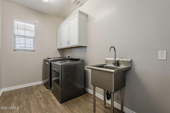 Building Photo - 3310 E Los Gatos Dr