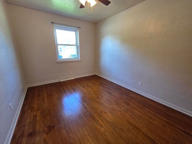 Building Photo - 947 S Heltman Ave