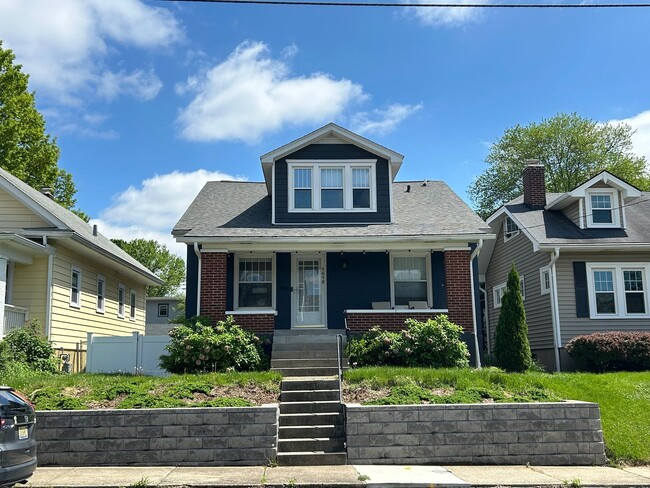 Building Photo - Updated 4 Bed 3 Bath Highlands Bungalow