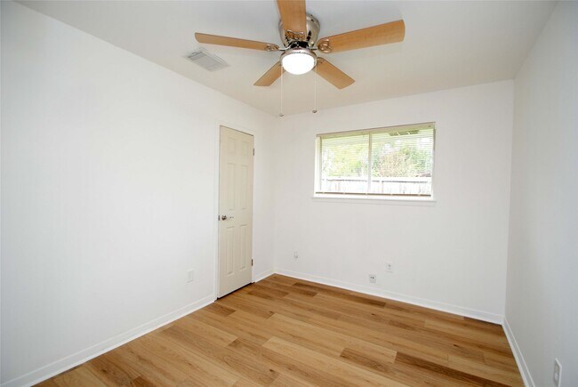 Building Photo - 2135 Bunzel St