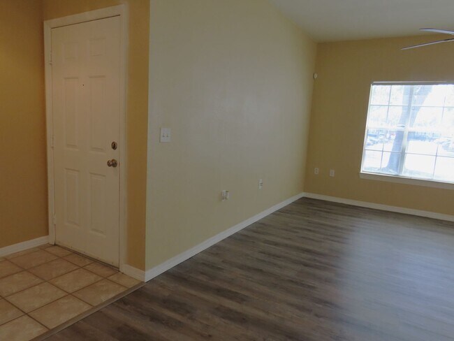 Building Photo - Orlando Park Central Gated Resort Style Co...