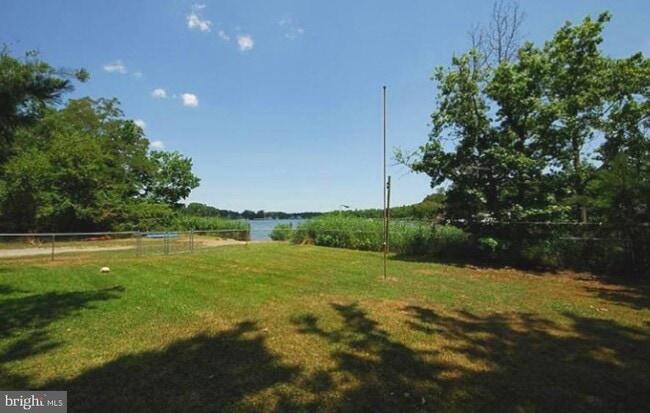 Building Photo - 332 Arbutus Dr
