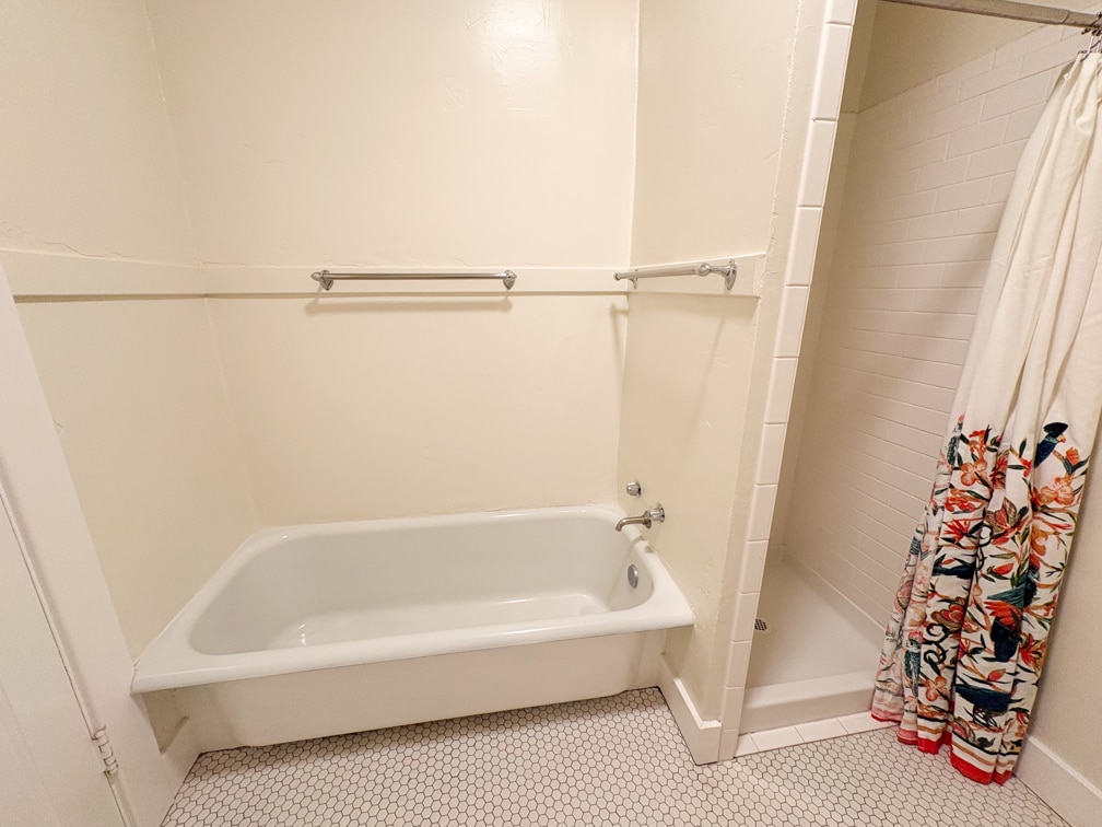 Bathtup/Shower - 2522 Capitol Ave