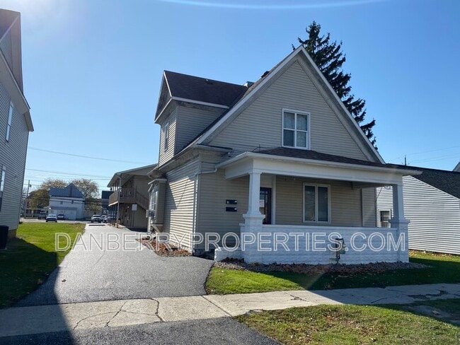 Building Photo - 319 Frazer St