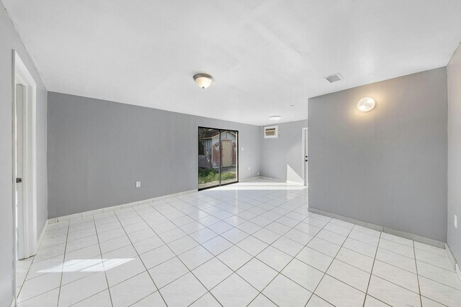 Building Photo - 2348 SW 138th Pl