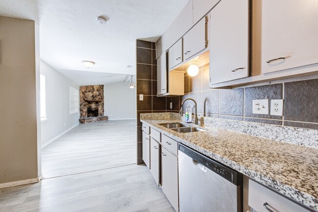Building Photo - 15902 Timber Valley Dr