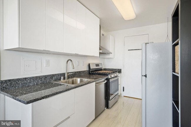 Building Photo - 10201 Grosvenor Pl