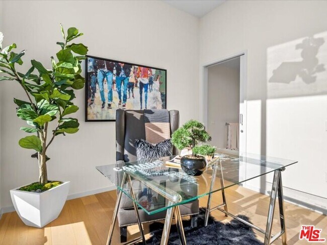 Building Photo - 877 Francisco St