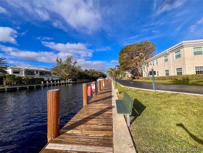 Building Photo - 6475 Bay Club Dr