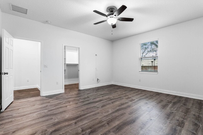Building Photo - Spacious 4-Bed / 2-Bath Home with 3-Car Garage in Apopka with Modern Touches!
