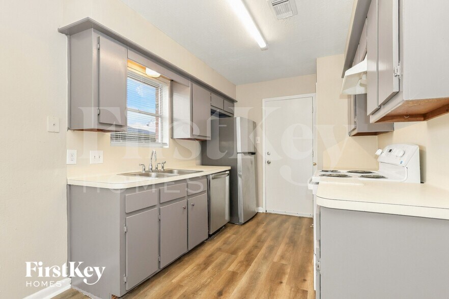 Building Photo - 13223 Lake Breeze Ln