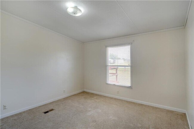 Building Photo - Country Living on half acre