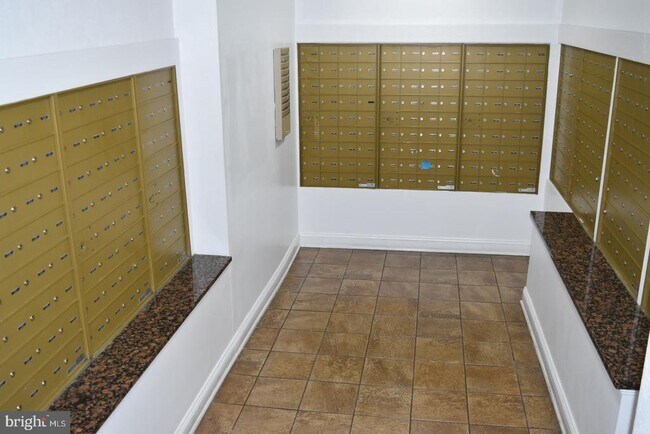 Building Photo - 1111 Arlington Blvd