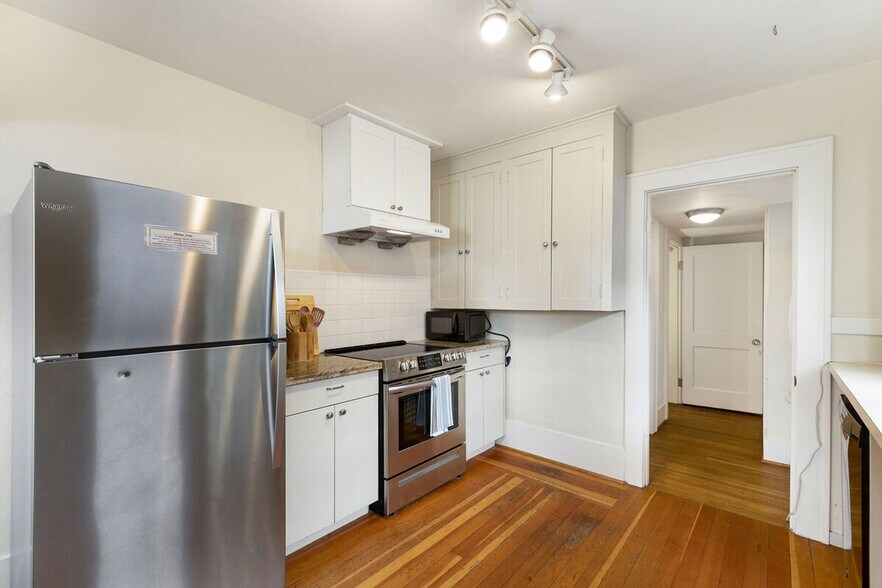 Building Photo - 710 10th Ave E