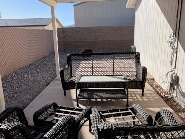 Building Photo - Fully furnished 3 BR Home Includes Utiliti...