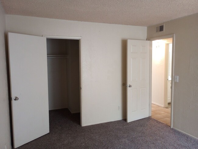 Building Photo - Expo 247 with 2 bed, 1 Bath, 800 SF with AC, and balcony