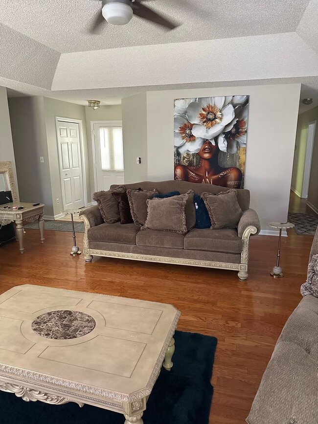 Building Photo - Beautiful 3/2 in Golf Course Community