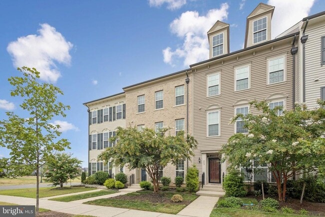Building Photo - 805 Basswood Dr