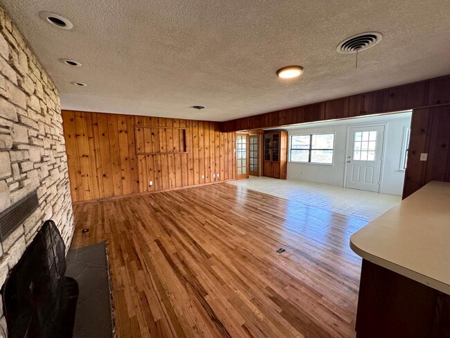 Building Photo - 101 Lake Breeze Dr