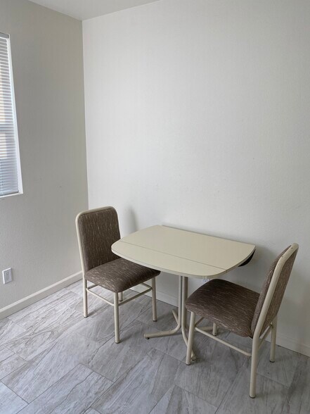 Building Photo - 1372 Gaviota Ave