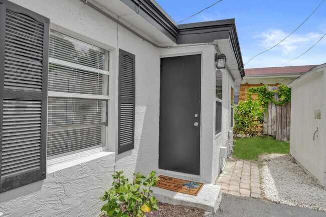 Building Photo - 234 NE 14th Ave