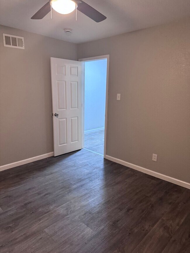Building Photo - LIMITED TIME**NO APPLICATION FEE**1/2 OFF ...