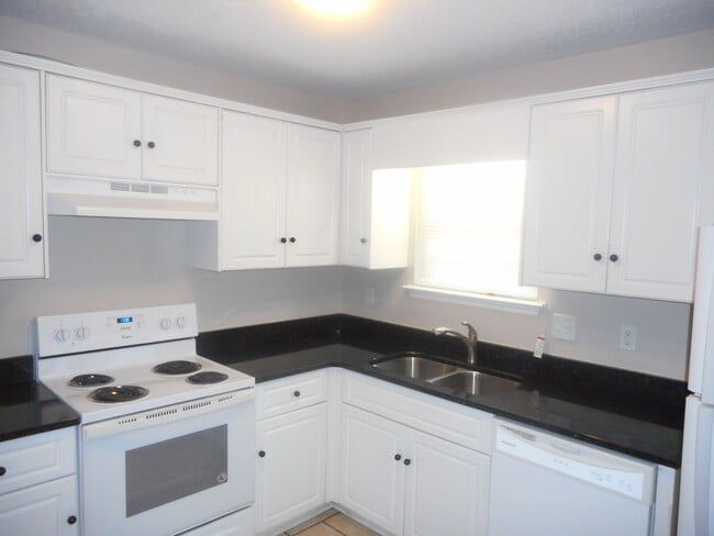 Building Photo - 3 Bedroom 2 Bath Near Fort Gordon in Hephz...