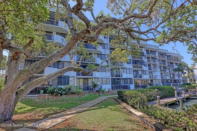 Building Photo - 300 Columbia Dr