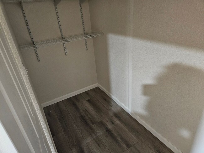 Building Photo - Large 3 bedroom 2 bath